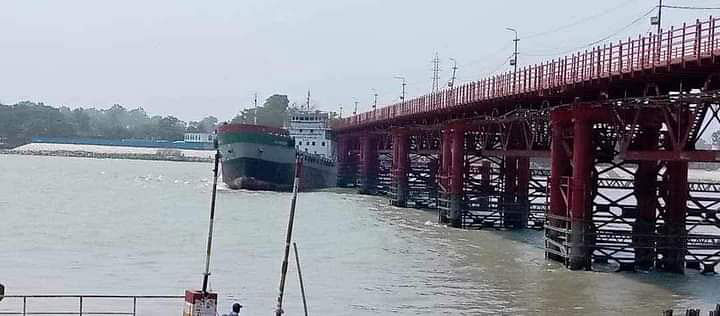 চট্টগ্রামের কালুরঘাট সেতুর সঙ্গে একটি পণ্যবাহী নৌযানের ধাক্কা লেগেছে। আজ দুপুর ১২টায় সেতুর নগর প্রান্তে