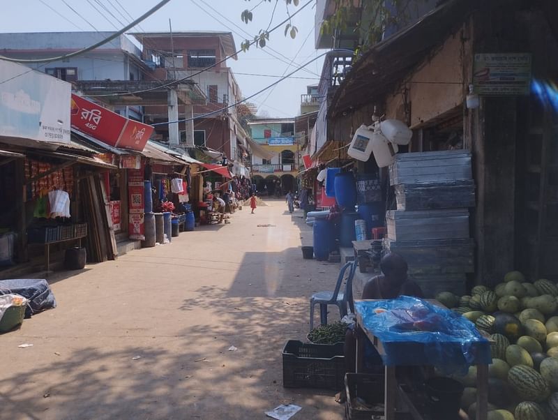 ক্রেতাশূন্য রুমা বাজার। গত মঙ্গলবারের আগে পরিস্থিতি ছিল একেবারে বিপরীত