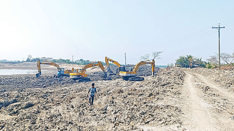 খুলনার কয়রায় বাঁধ নির্মাণে ক্ষতিপূরণ না দিয়েই অপরিকল্পিভাবে কৃষকের ফসলি জমি কেটে নেওয়া হচ্ছে। গত বৃহস্পতিবার দক্ষিণ বেদকাশী ইউনিয়নের হারেজখালি এলাকায়