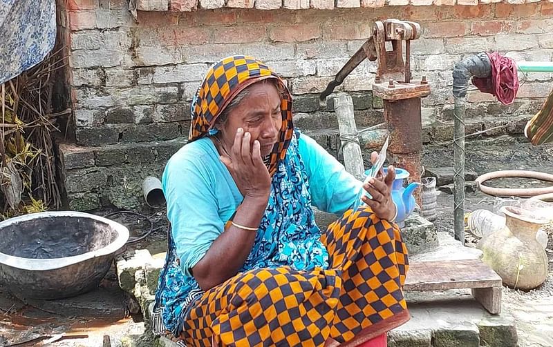 মেয়ের ছবি হাতে নিয়ে নীরবে অশ্রু ফেলছেন রাজিয়ার মা আবিরন বিবি। আজ শুক্রবার দুপুরে সাতক্ষীরার লক্ষ্মীনাথপুর গ্রামে