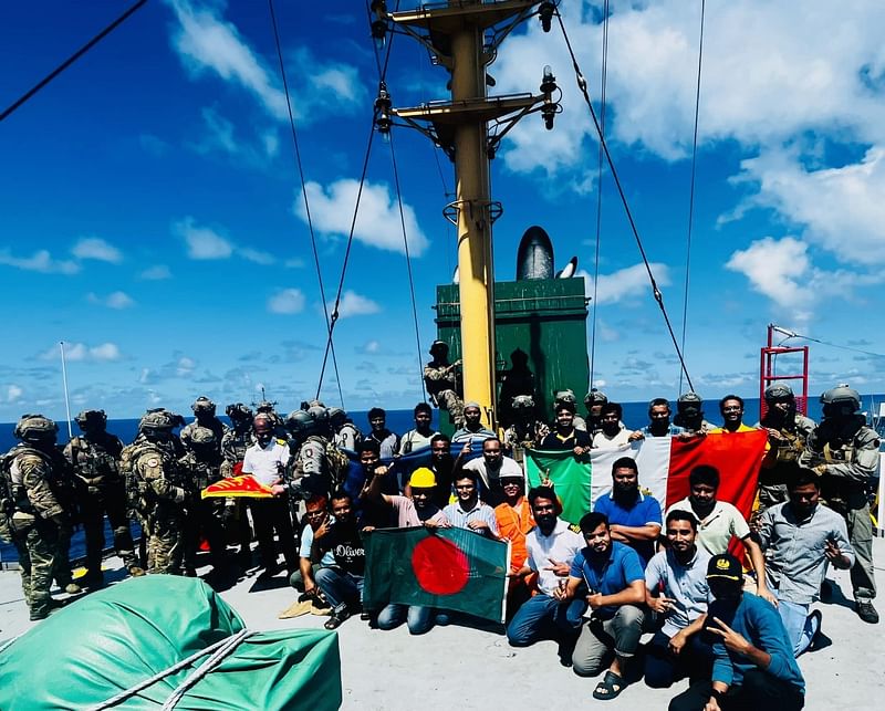 লাল-সবুজের পতাকা হাতে নিয়ে এমভি আবদুল্লাহ জাহাজের নাবিকদের উচ্ছ্বাস