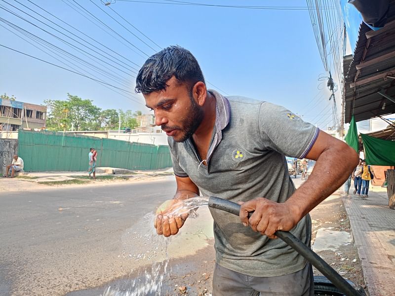 রোজার মধ্যে চুয়াডাঙ্গায় আজ থেকে তীব্র দাবদাহ বইতে শুরু করেছে। গরমে স্বস্তি পেতে চোখেমুখে পানি ছিটাচ্ছেন এক যুবক। শনিবার বিকেলে শহরের কেদারগঞ্জ এলাকায়