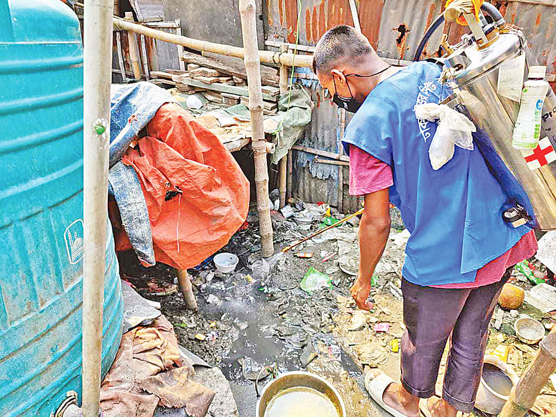 মশার ওষুধ ছিটানো হচ্ছে। গতকাল সকালে  মোহাম্মদপুর এলাকায়