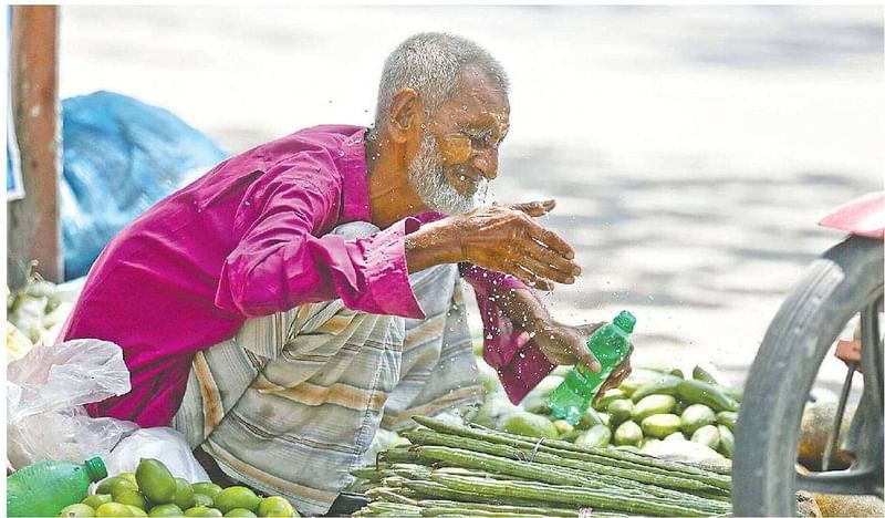 দাবদাহে দুর্বিষহ হয়ে উঠেছে জনজীবন। বেশি কষ্টে আছেন জীবিকার প্রয়োজনে বাইরে বের হওয়া মানুষেরা। প্রচণ্ড গরমে শীতল হতে কিছুক্ষণ পরপর মুখে পানি ছিটাচ্ছেন সবজি বিক্রেতা নাজিম উদ্দিন। গতকাল পাবনার জজকোর্ট এলাকায়