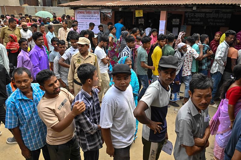 ভারতে অষ্টাদশ লোকসভা নির্বাচনে ভোট গ্রহণ আজ শুক্রবার শুরু হয়েছে। এবারের এই নির্বাচন হচ্ছে সাত দফায়। আসাম, ভারত, ১৯ এপ্রিল