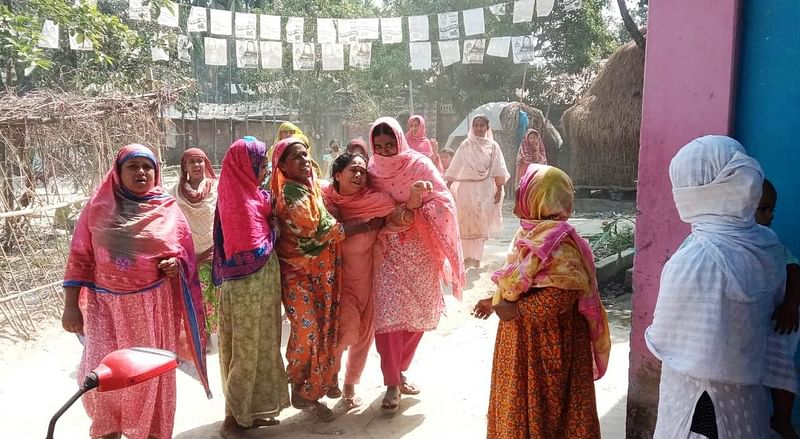 দিনাজপুরের বিরল উপজেলায় নির্বাচনী সহিংসতায় নিহত মোহাম্মদ আলীর স্বজনদের আহাজারি। আজ সোমবার সকালে উপজেলার সিঙ্গুল ডাঙ্গাপাড়া গ্রামে