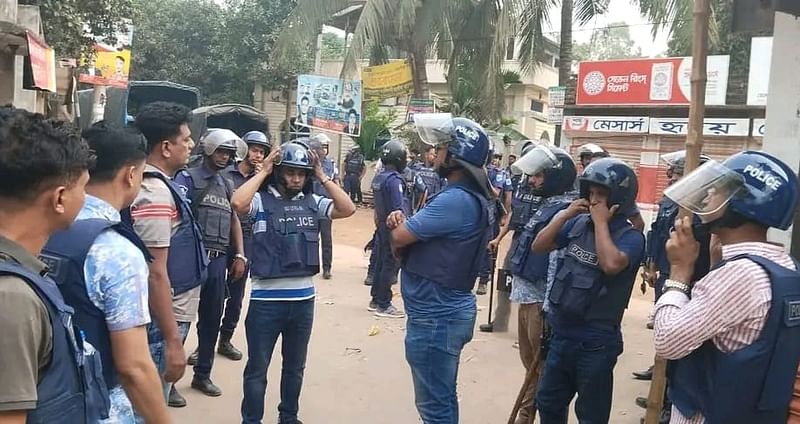 সংঘর্ষের পর এলাকায় অতিরিক্ত পুলিশ মোতায়েন করা হয়েছে। আজ বুধবার সকালে নরসিংদীর রায়পুরায় সোনাকান্দি গ্রামে