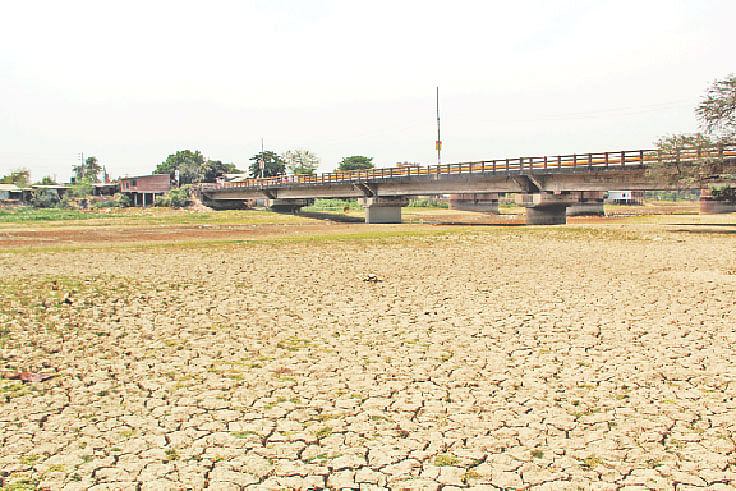 চুয়াডাঙ্গার আলমডাঙ্গায় গঙ্গা-কপোতাক্ষ (জিকে) সেচ প্রকল্পের প্রধান খাল। কুষ্টিয়ার ভেড়ামারায়  প্রকল্পের পানি উত্তোলনকারী তিনটি পাম্প বিকল হয়ে পড়ায় মধ্য ফেব্রুয়ারি থেকে খালটি পানিশূন্য হয়ে পড়েছে