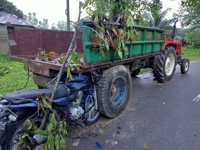 সিলেটের জকিগঞ্জে গতকাল শনিবার রাতে রাস্তার পাশে দাঁড়িয়ে থাকা ট্রলির পেছনে মোটরসাইকেল ধাক্কা দেয়। আজ রোববার সকালে তোলা