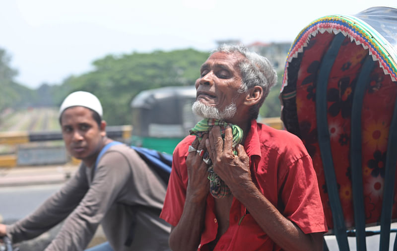 প্রচণ্ড গরমে ঘেমে উঠেছেন এক বৃদ্ধ। চট্টগ্রাম নগর থেকে আজ তোলা