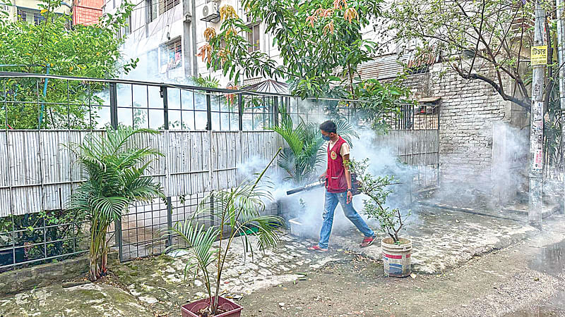 মশা মারার কাজে ব্যস্ত এক কর্মী। গতকাল বিকেলে খিলগাঁওয়ে