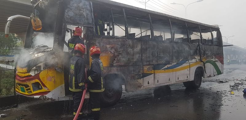 আগুন নিয়ন্ত্রণে কাজ করেন ফায়ার সার্ভিসের সদস্যরা। তবে তার আগেই বাসটি পুড়ে যায়। বনানী, ঢাকা, ২৭ এপ্রিল