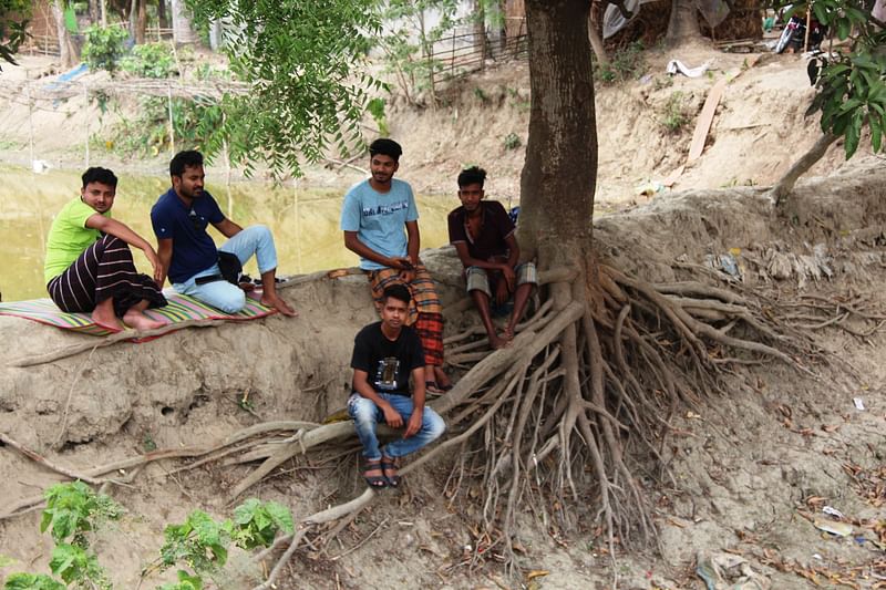 চুয়াডাঙ্গায় তীব্র তাপপ্রবাহের মধ্যে কিছুটা স্বস্তি পেতে পুকুরপাড়ে গাছের নিচে বসে আছেন এক দল তরুণ। আজ দুপুরে আলমডাঙ্গা উপজেলার বেলগাছি এলাকায়