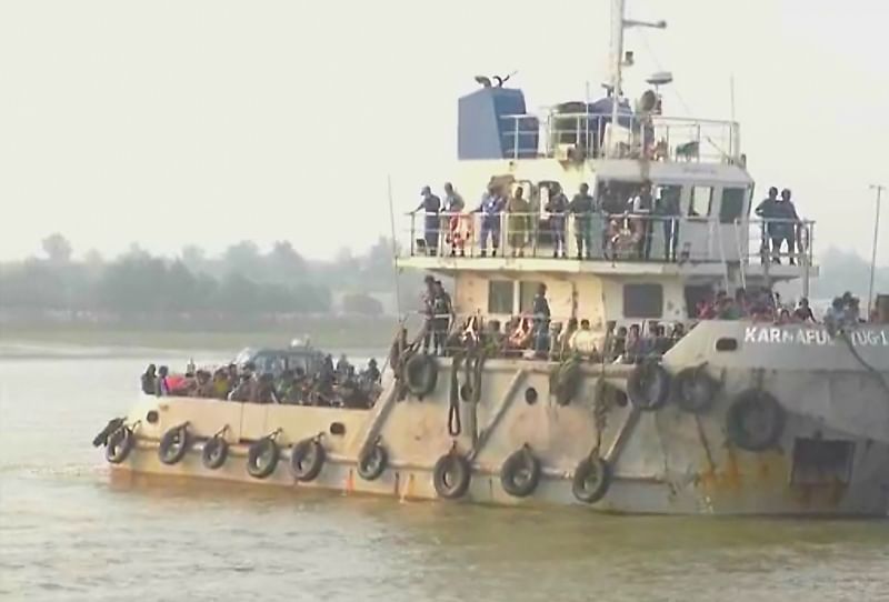 কক্সবাজার শহরের বাঁকখালী নদীর নুনিয়াছটা বিআইডব্লিউটিএ জেটিঘাটে নৌবাহিনীর জাহাজে তোলা হচ্ছে মিয়ানমার থেকে পালিয়ে আসা সেনা ও বিজিপি সদস্যদের। আজ বৃহস্পতিবার সকালে