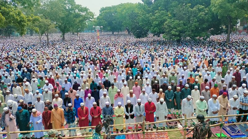 শোলাকিয়ায় লাখো মুসল্লির সমাগমে আদায় করা হয় ঈদুল ফিতরের নামাজ।বৃহস্পতিবার সকাল ১০টায়