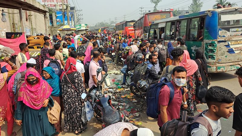 ঢাকা-টাঙ্গাইল মহাসড়কে গাজীপুরের কালিয়াকৈর উপজেলার চন্দ্রা ত্রিমোড় এলাকায় মঙ্গলবার সকালেও যানবাহনের ব্যাপক চাপ