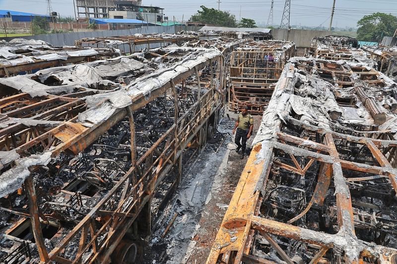 মঙ্গলবার সকালে আইনশৃঙ্খলা রক্ষাকারী বাহিনীর সদস্যরা পোড়া বাসগুলো দেখতে যান