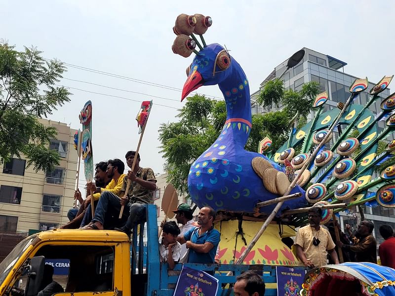 বাংলা নববর্ষ উপলক্ষে শান্ত-মারিয়াম ইউনিভার্সিটি অব ক্রিয়েটিভ টেকনোলজি ও শান্ত-মারিয়াম একাডেমি অব ক্রিয়েটিভ টেকনোলজি মঙ্গল শোভাযাত্রা বের করে। ঢাকা, ১৪ এপ্রিল