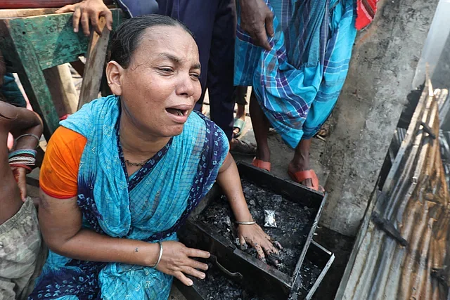 আলমারির এই ড্রয়ারে মেয়ের অস্ত্রোপচারের জন্য টাকা রেখেছিলেন সুগন্ধা দাস। ঘরে লাগা আগুনে সেই টাকা পুড়ে ছাই হয়েছে