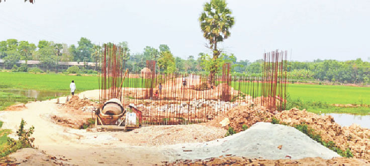 উপজেলার কালিদাস-বহুরিয়া চতলবাইদ সড়কের কাঁকড়ার খালে সেতু নির্মাণের কাজ চলছে ঢিমেতালে। সম্প্রতি তোলা ছবি