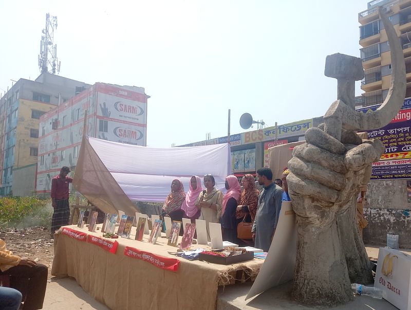 ধসে পড়া রানা প্লাজার স্থানে আয়োজন করা হয়েছে আলোকচিত্র প্রদর্শনীর। আজ মঙ্গলবার তোলা