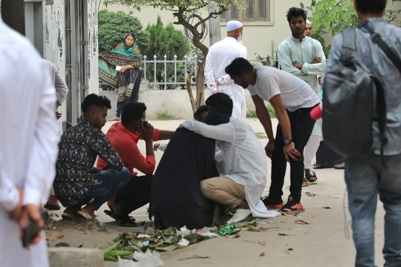 সদরঘাটে লঞ্চে উঠতে গিয়ে দুর্ঘটনায় প্রাণ হারানো ব্যক্তিদের স্বজনেরা আহাজারি করছেন। আজ বৃহস্পিতবার বিকেলে স্যার সলিমুল্লাহ মেডিকেল কলেজ মর্গের সামনে