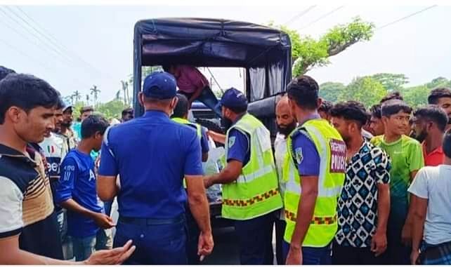 কিশোরগঞ্জ সদর উপজেলার কামালিয়ারচর এলাকায় বাসচাপায় নিহত মামা-ভাগনের লাশ উদ্ধার করে মর্গে পাঠায় পুলিশ