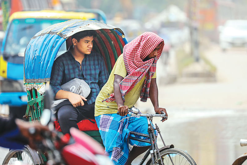 প্রখর রোদ থেকে বাঁচতে গামছা দিয়ে মাথা ঢেকে রিকশা চালাচ্ছেন চালক। গতকাল রাজধানীর কমলাপুর স্টেডিয়ামসংলগ্ন অতীশ দীপঙ্কর রোড এলাকায়