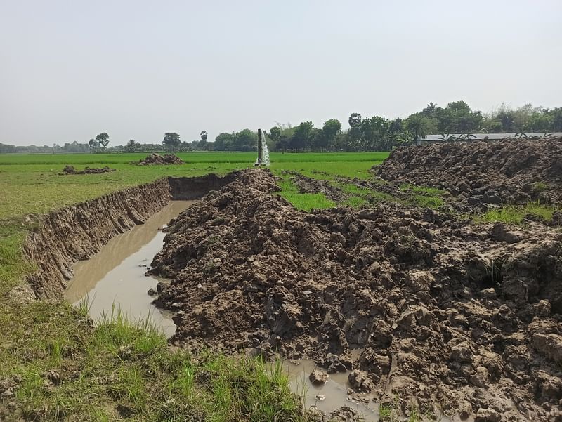 পুঠিয়ায় কৃষিজমিতে চলছে পুকুর খনন