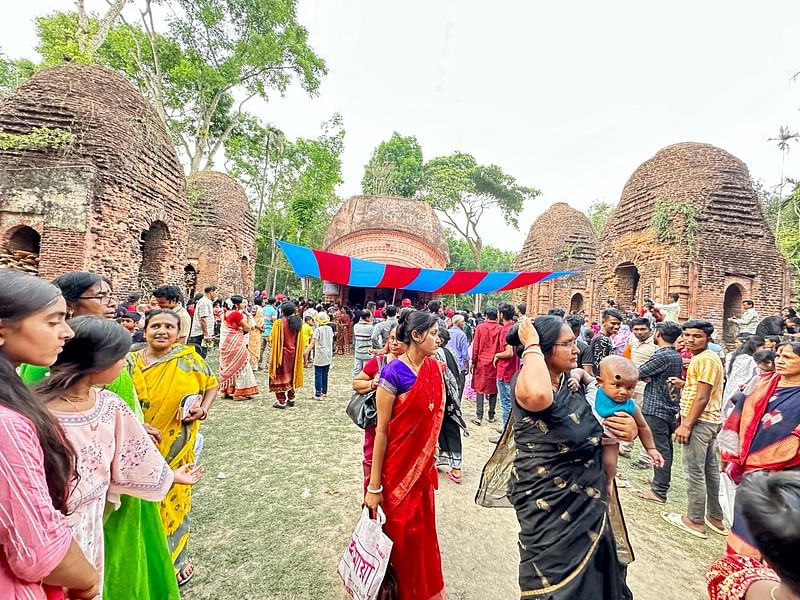 যশোরের অভয়নগর উপজেলার অভয়নগর গ্রামে চৈত্রসংক্রান্তির মেলা। গতকাল শুক্রবার দুপুরে