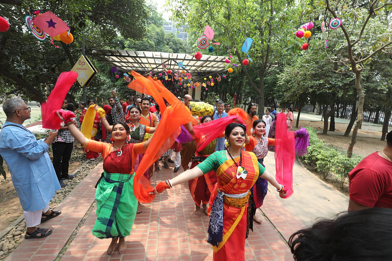 রাজধানীর গুলশান-২ নম্বরে বিচারপতি সাহাবুদ্দীন আহমদ পার্কে বাংলা নতুন বছর বরণে নানা আয়োজন করা হয়