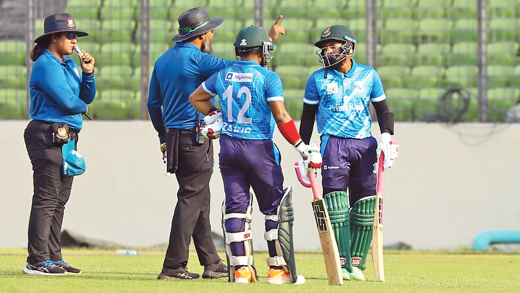 গত ২৫ এপ্রিল ঢাকা প্রিমিয়ার লিগে মাহমুদউল্লাহর মোহামেডান ও মুশফিকের প্রাইম ব্যাংকের ম্যাচ পরিচালনার দায়িত্বে ছিলেন নারী আম্পায়ার সাথিরা জাকির (বাঁয়ে)