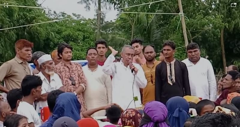 নোয়াখালীর সুবর্ণচরে মোহাম্মদপুর ইউনিয়নে গতকাল মঙ্গলবার পথসভায় বক্তব্য দেন সংসদ সদস্য মোহাম্মদ একরামুল করিম চৌধুরী