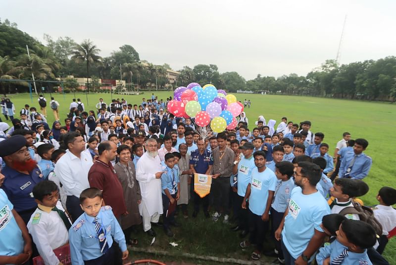 বেলুন উড়িয়ে উদ্বোধন করা হয় স্বাস্থ্য অলিম্পিয়াডের কর্মসূচি। আজ বৃহস্পতিবার সকালে কুড়িগ্রামের পুলিশ লাইনস মাঠে