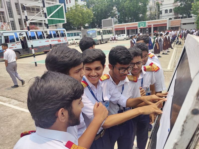 বোর্ডে এসএসসির ফলাফল দেখছে শিক্ষার্থীরা। রাজউক উত্তরা মডেল স্কুল অ্যান্ড কলেজ, ঢাকা, ১২ মে