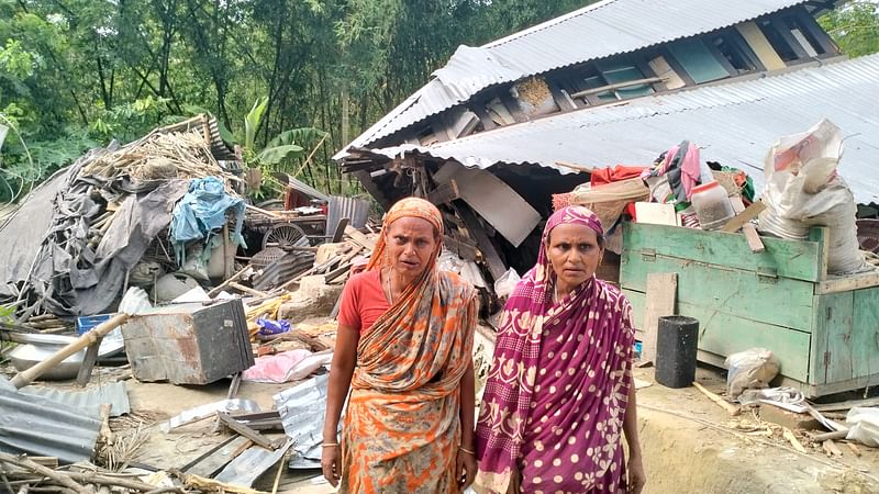 দুই বোনের জন্ম ও বেড়ে ওঠা এই বাড়িতেই। সেই বসতঘর ভেঙে দিয়েছেন স্থানীয় বিদ্যালয়ের শিক্ষক, কমিটির লোকজন ও শিক্ষার্থীরা। বরিশালের উজিরপুর উপজেলার শোলক গ্রামে