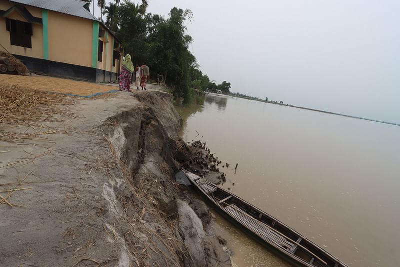 রংপুরের কাউনিয়ায় তিস্তা নদীর ভাঙন অব্যাহত রয়েছে। বুধবার দুপুরে উপজেলার বালাপাড়া ইউনিয়নের গদাই এলাকায়