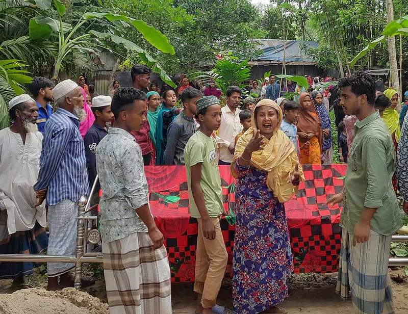 জানাজার পর লাশ দাফনে বাধা দেন স্বজনেরা। শনিবার বিকেলে নান্দাইলের বরুনাকান্দা গ্রামে