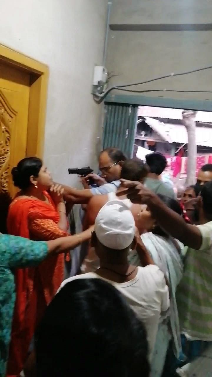 ব্রাহ্মণবাড়িয়া সদর উপজেলার থলিয়ারা গ্রামে গত শুক্রবার আসামি ধরতে অভিযান চালান ডিবি পুলিশের সদস্যরা