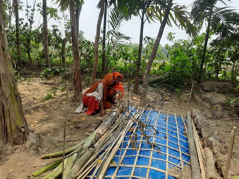 মায়ের কবরের পাশে বসে কাঁদছেন দুই বোন লিজা আক্তার ও আফরোজা খাতুন। আজ সোমবার দুপুরে নান্দাইল উপজেলার বরুনাকান্দা গ্রামে