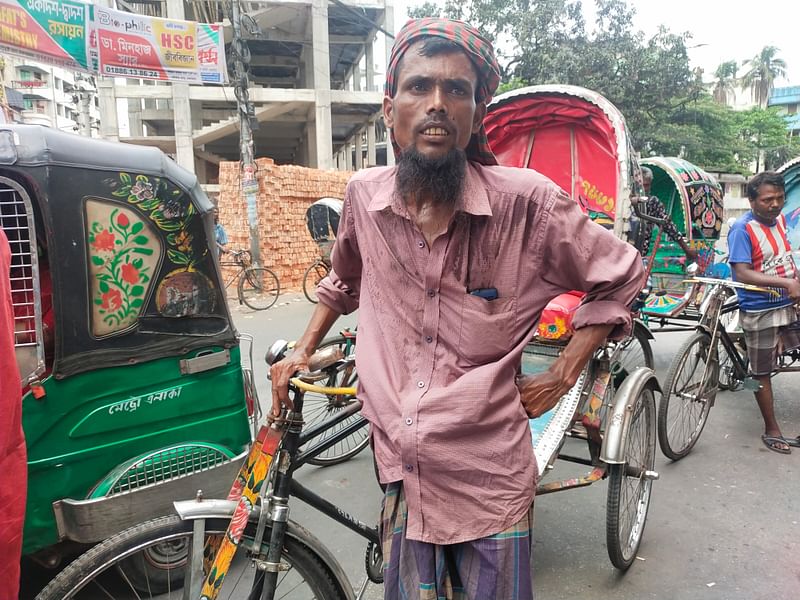 রিকশাচালক নয়ন সরকার মে দিবসের একটি অনুষ্ঠান দেখছিলেন। চট্টগ্রাম, ১ মে