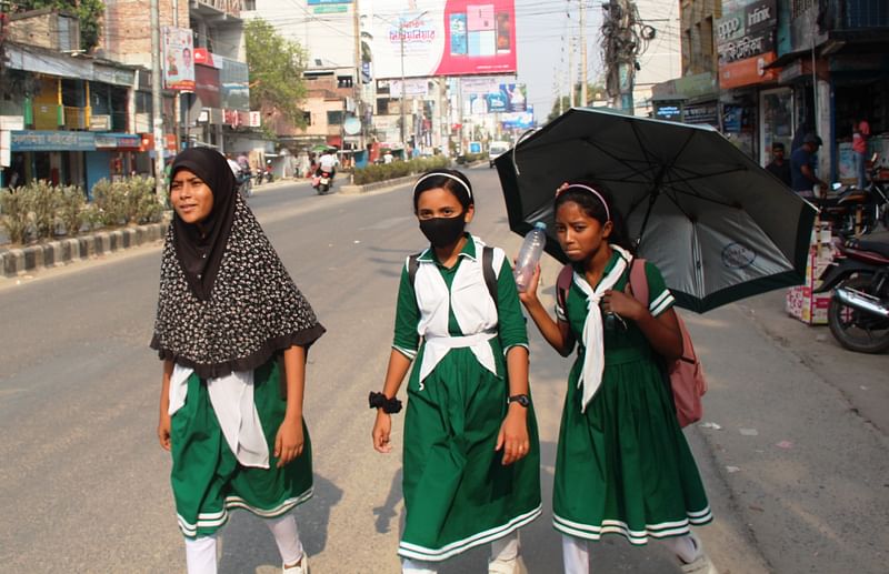 চুয়াডাঙ্গায় এক দিনের ব্যবধানে আজ আবার সর্বোচ্চ তাপমাত্রা ৪০ ডিগ্রি অতিক্রম করেছে। তীব্র তাপপ্রবাহ মোকাবিলা করেই দুপুরে বিদ্যালয় থেকে বাড়ি ফিরছে শিক্ষার্থীরা