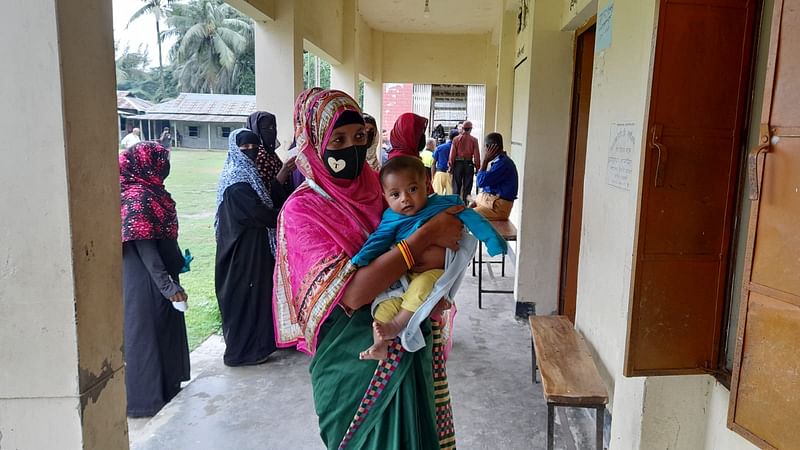 আড়াই মাস বয়সী দুধের শিশুকে কোলে নিয়ে ভোট দিতে এসেছেন গৃহবধূ রুমে আক্তার। আজ সকাল সাড়ে নয়টায় নোয়াখালীর সুবর্ণচর উপজেলার পশ্চিম চর জব্বর নেয়াজিয়া সরকারি প্রাথমিক বিদ্যালয় কেন্দ্রে