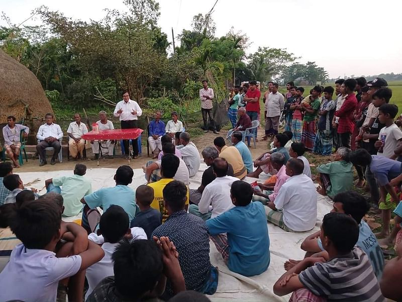 নির্বাচনী পথসভায় বক্তব্য রাখছেন সুনামগঞ্জের শাল্লা উপজেলা পরিষদ নির্বাচনে চেয়ারম্যান প্রার্থী অবনি মোহন দাস। উপজেলার আটগাঁও গ্রামে