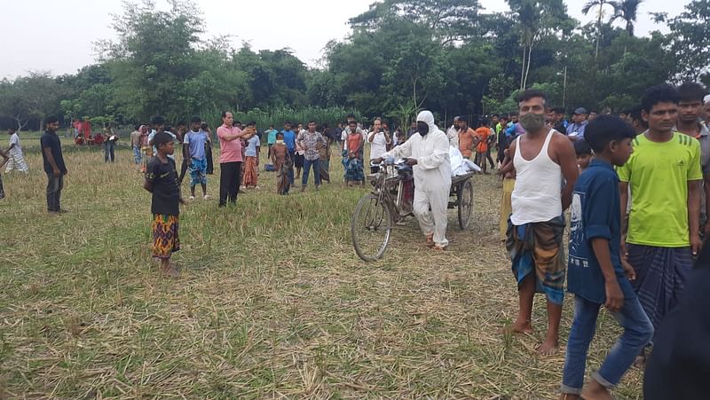 ময়মনসিংহের ত্রিশাল উপজেলার একটি ঝোপ থেকে মাটিচাপা দেওয়া তিনটি লাশ উদ্ধার করে পুলিশ। গতকাল বিকেলে উপজেলার কাকচর গ্রামে।