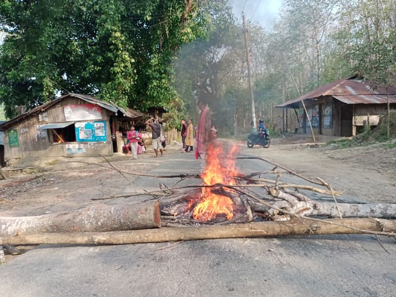 ইউ পিডিএফের ডাকা আধাবেলা অবরোধের সমর্থনে দলটির নেতা–কর্মীরা সড়কে গাছ ফেলে আগুন জ্বালিয়ে দেয়। আজ ভোর সাড়ে ছয়টায় রাঙামাটির বোধিপুর এলাকায়