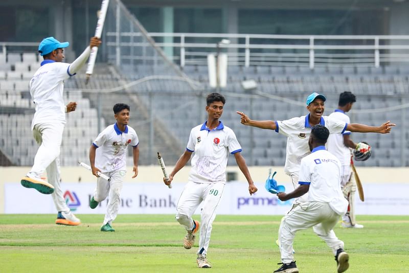 পিরোজপুরের সরকারি কেজি ইউনিয়ন হাইস্কুলকে ১৮৭ রানে হারিয়ে প্রাইম ব্যাংক জাতীয় স্কুল ক্রিকেটের শিরোপা জিতেছে কদমতলা পূর্ব বাসাবো স্কুল অ্যান্ড কলেজ