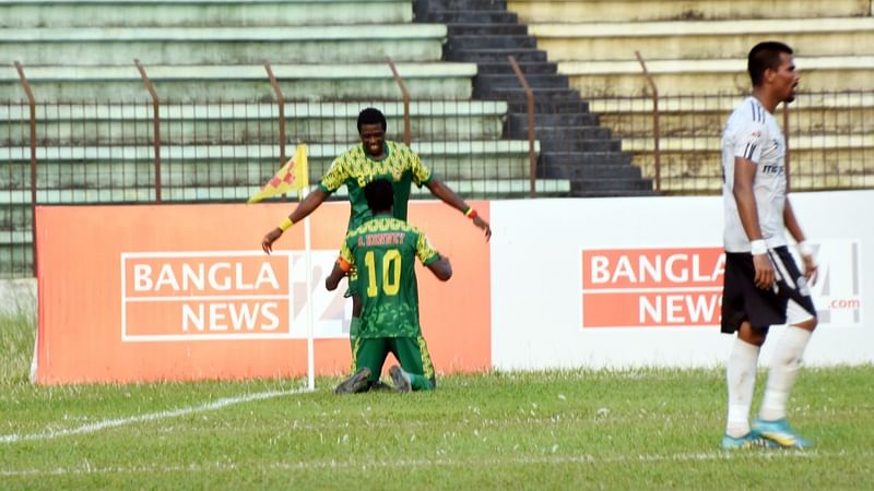 মোহামেডানকে আটকে দিয়েছে রহমতগঞ্জর। ছবিতে রহমতগঞ্জের গোলের পর উদ্‌যাপন