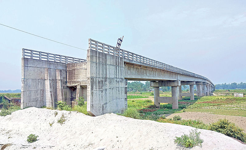 দুই বছর আগে মানিকগঞ্জের ঘিওর উপজেলায় কালীগঙ্গা নদীর ওপর সেতু নির্মিত হলেও এখনো সংযোগ সড়ক নির্মাণ করা হয়নি। গত বৃহস্পতিবার দুপুরে উপজেলার বৈকণ্ঠপুরে