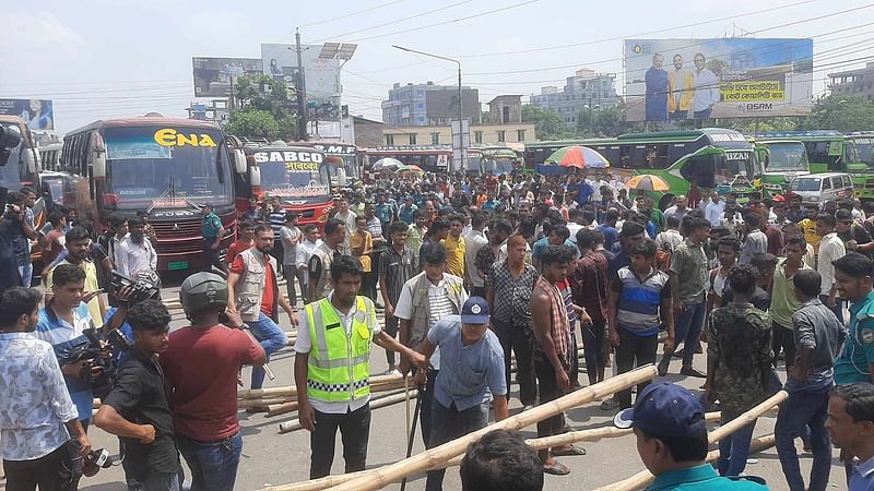 দুই পরিবহনশ্রমিককে মারধরের ঘটনায় বরিশালের নথুল্লাবাদ কেন্দ্রীয় বাস টার্মিনালে অন্য শ্রমিকেরা মহাসড়কে অবরোধ করে বিক্ষোভ করেন। এতে যান চলাচল বন্ধ হয়ে যায়